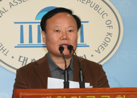 김재원 예결위원장이 8일 국회 정론관에서 기자회견을 열고 있다. 연합뉴스